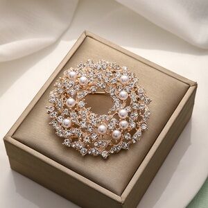 Elegant Gold and Pearl Brooch